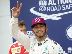 Hamilton supera apenas por seis centésimas a su compañero de escudería, el alemán Nico Rosberg. AP / R. Remiorz