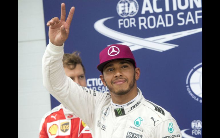 Hamilton supera apenas por seis centésimas a su compañero de escudería, el alemán Nico Rosberg. AP / R. Remiorz