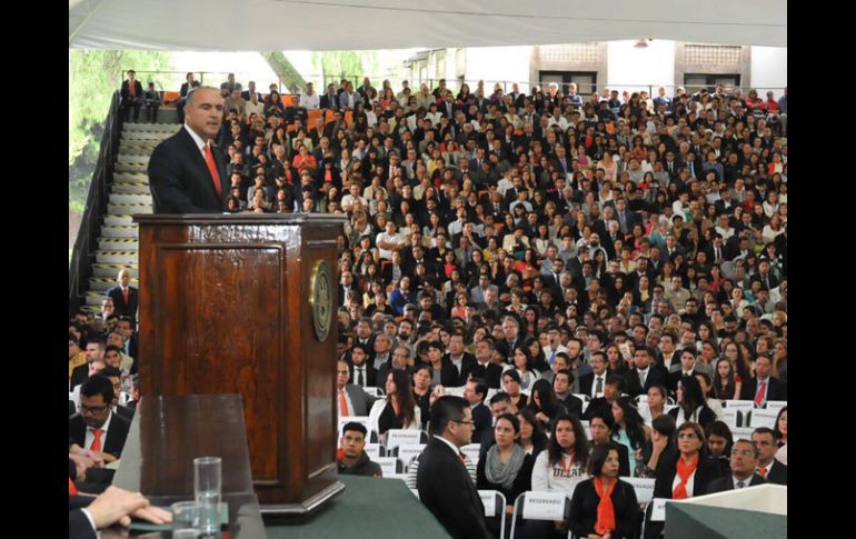 Calzada Rovirosa destacó la formación de los universitarios para el mejoramiento de México. ESPECIAL /