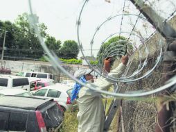 Muchas personas se brincaban las mallas para robar piezas, por ello se coloca alambre de púas para inhibir su ingreso. EL INFORMADOR / F. Atilano