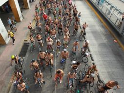 Ayer, miles de personas circularon a bordo de sus bicicletas desnudos o con poca ropa para exigir más seguridad. EL INFORMADOR / F. Atilano