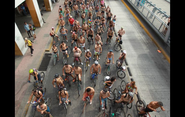 Ayer, miles de personas circularon a bordo de sus bicicletas desnudos o con poca ropa para exigir más seguridad. EL INFORMADOR / F. Atilano