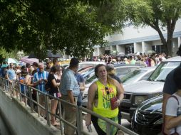 Miles de personas hacen fila para donar sangre luego del tiroteo que dejó 53 personas heridas. AP / Z. Wittman