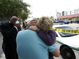 Terry DeCarlo, director del Centro LGBT de Florida llora tras visitar la zona en donde murieron 50 personas este domingo. AP / P. Ebenhack