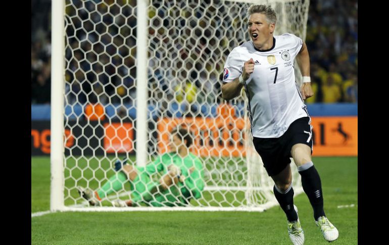 Ya en el tiempo agregado Schweinsteiger anotó el segundo gol para los alemanes. AP / F. Augstein