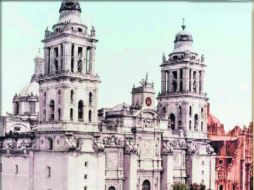 Catedral de México. La fotografía original es en blanco y negro y fue coloreada posteriormente. Tomada cerca de 1890. ESPECIAL / CATÁLOGO MORTON