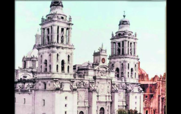 Catedral de México. La fotografía original es en blanco y negro y fue coloreada posteriormente. Tomada cerca de 1890. ESPECIAL / CATÁLOGO MORTON