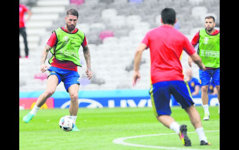 Sergio Ramos patea el balón la víspera, en la práctica de los españoles que hoy chocan contra los checos. EFE /