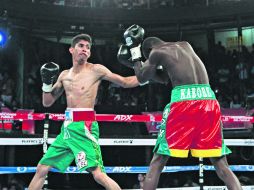 El boxeador mexicano Rey Vargas (izquierda) se impuso por decisión unánime al africano Alexis Kabore en la Arena Coliseo. NTX /