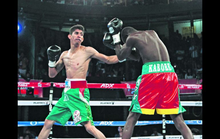 El boxeador mexicano Rey Vargas (izquierda) se impuso por decisión unánime al africano Alexis Kabore en la Arena Coliseo. NTX /