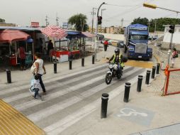 Automotores pesados no respetan la prohibición de tránsito por la zona. EL INFORMADOR / A. García