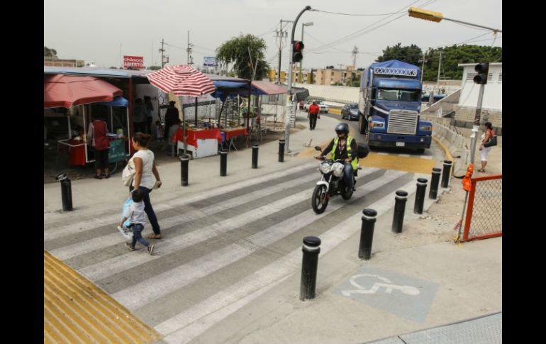 Automotores pesados no respetan la prohibición de tránsito por la zona. EL INFORMADOR / A. García