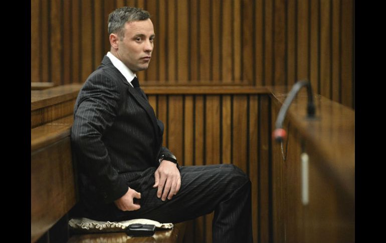 Vestido con un traje oscuro, Pistorius permaneció tranquilamente sentado en un banco durante el testimonio. EFE / P. Magakoe