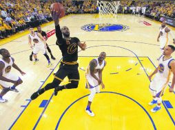 Junto con Kyrie Irving, el astro LeBron James (#23) encabezó la ofensiva de los Cavaliers. AP / M. Sánchez