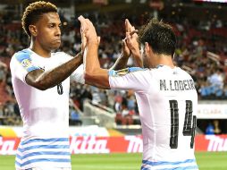 Abel Hernández (8) es felicitado por Nicolás Lodeiro (14) tras su anotación al minuto 21, con la que abrió el marcador. AFP / T. Henderson