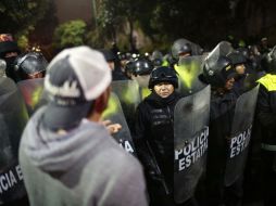 Policías resguardan las antradas del penal. Familiares de los presos reclamaban información de lo sucedido. AFP / P. Pardo