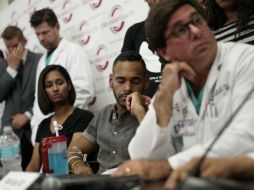 En conferencia de prensa, Colón cuenta que el asesino le disparó a una joven a su lado, y luego a él en la cadera y una mano. AFP / B. Smialowski