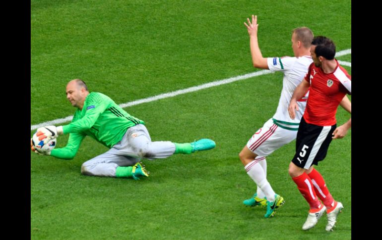 El arquero húngaro, Gabor Kiraly, fija un récord en la Eurocopa como el primer jugador mayor de 40 años en disputar un partido. AFP / G. Gobet