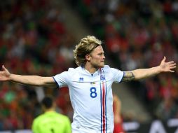 Birkir Bjarnason se encontró con todo el espacio disponible para clavar de volea el tanto del empate a los 50. AFP / F. Leong