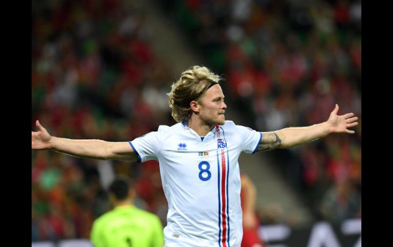 Birkir Bjarnason se encontró con todo el espacio disponible para clavar de volea el tanto del empate a los 50. AFP / F. Leong