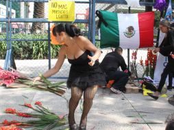 El evento concluyó luego de que los integrantes de la comunidad lanzaron gladiolas hacia la ofrenda improvisada. SUN / A. Salinas