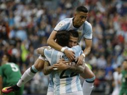 Ezequiel Lavezzi (de espaldas) festeja su anotación con Víctor Cuesta y Ramiro Funes Mori ante Bolivia en Seattle. AP / E. Thompson