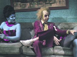 Humor. Beetlejuice (a la derecha, encarnado por Michael Keaton), fue una de las películas más taquilleras de 1988. ESPECIAL / Warner Bros.