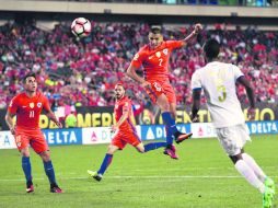 Alexis Sánchez (#7) conecta de cabeza para conseguir su segundo gol del partido, el cuarto de Chile, que venció ayer a Panamá. NTX /