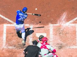 Se vuela la barda. Josh Donaldson conecta la bola para conseguir grand slam en la tercera entrada. AP / M. Blinch