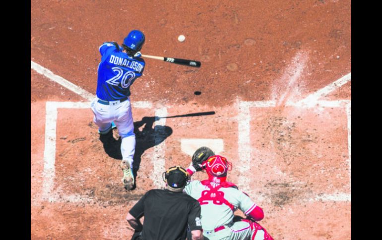 Se vuela la barda. Josh Donaldson conecta la bola para conseguir grand slam en la tercera entrada. AP / M. Blinch