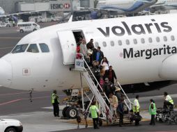 En 3 años, Volaris aumentó 5.7 puntos porcentuales su cuota de mercado de viajeros en México, Aeroméxico e Interjet la redujeron. SUN /