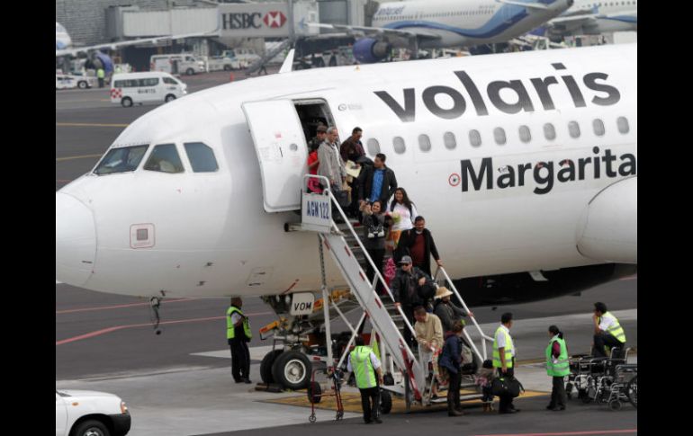 En 3 años, Volaris aumentó 5.7 puntos porcentuales su cuota de mercado de viajeros en México, Aeroméxico e Interjet la redujeron. SUN /