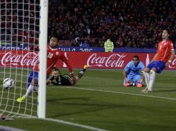 La norma entró en vigor en la Copa América de 2015, donde los penales fueron impuestos en la final tras 120 minutos de partido. AP / ARCHIVO