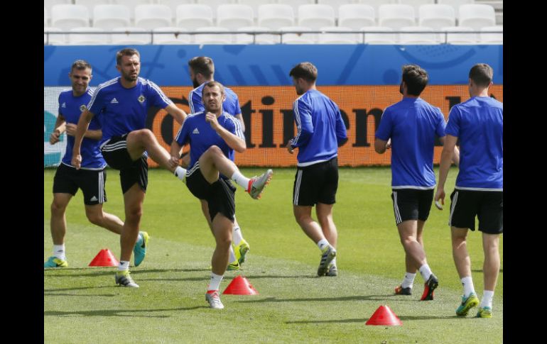 Jugadores de la Selección de Irlanda del Norte entrenan antes de que se desarrolle el partido. EFE / S. Dolzhenko