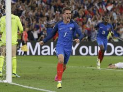 Antoine Griezmann abrió el camino a la calificación de Francia en la Eurocopa. AP / T.Stravakis