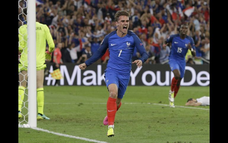 Antoine Griezmann abrió el camino a la calificación de Francia en la Eurocopa. AP / T.Stravakis