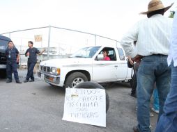 En febrero pasado representantes de ejidatarios de El Zapote acudieron al aeropuerto donde tomaron el estacionamiento. EL INFORMADOR / ARCHIVO