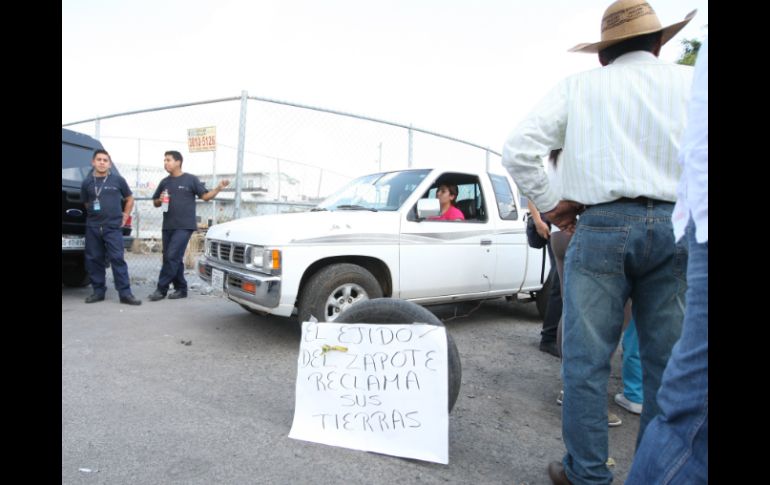 En febrero pasado representantes de ejidatarios de El Zapote acudieron al aeropuerto donde tomaron el estacionamiento. EL INFORMADOR / ARCHIVO