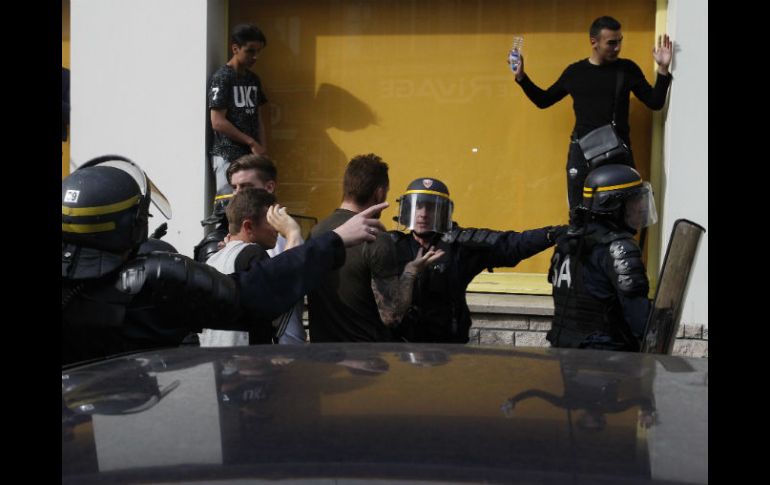 Ayer en Lille hubo altercados entre “hooligans” británicos y Fuerzas de Seguridad. EFE / T. Vandermersch