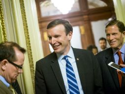 El senador Chris Murphy (c) conduce el procedimiento conocido como filibustero para obligar a los republicanos a aceptar el proyecto. . AFP / P. Marovich