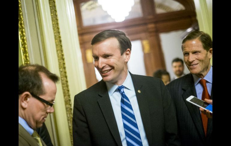 El senador Chris Murphy (c) conduce el procedimiento conocido como filibustero para obligar a los republicanos a aceptar el proyecto. . AFP / P. Marovich