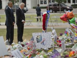 El mandatario, junto al vicepresidente Joe Biden, visitan el memorial dedicado a los fallecidos del bar Pulse. AP / P. Monsivais