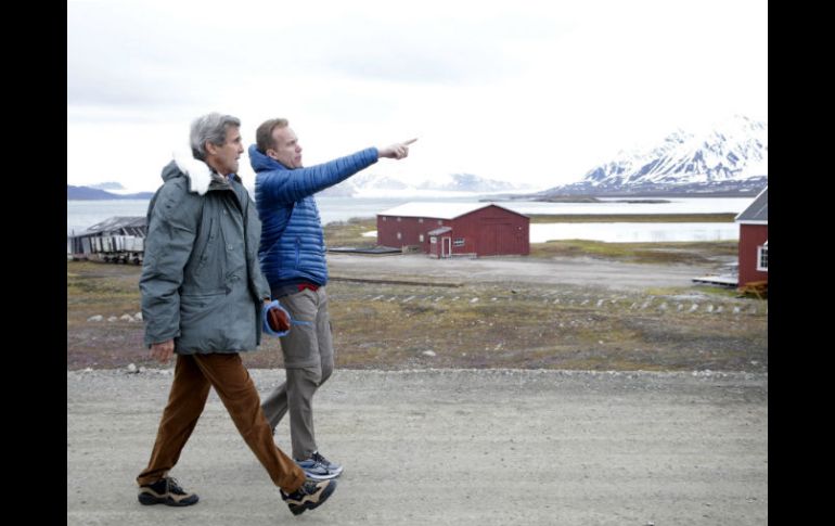 John Kerry se trasladó a Ny-Alesund, el poblado más septentrional en el mundo. EFE / H. Mosvold