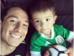 Andrés Guardado recibió la visita de su hijo Máximo que ya le hace al futbol y toca la pelota con clase. INSTAGRAM / andresgua18