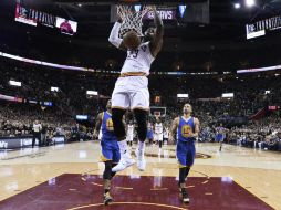 LeBron James clava el balón para conseguir dos de sus 41 puntos durante el sexto partido de las Finales de la NBA. AP / L. Smith