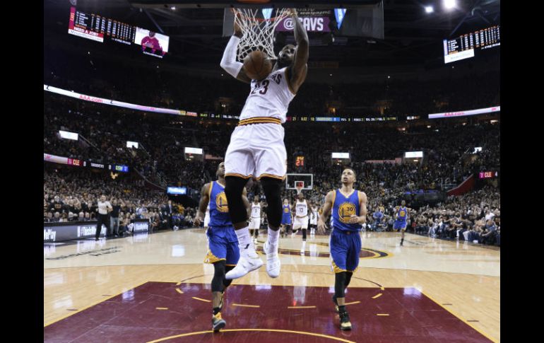 LeBron James clava el balón para conseguir dos de sus 41 puntos durante el sexto partido de las Finales de la NBA. AP / L. Smith