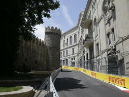 Las céntricas calles de la ciudad de Bakú ya lucen el trazado del circuito callejero que albergará el Gran Premio. AP /  L. Bruno