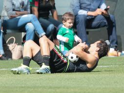 Andrés Guardado bromea con su hijo durante la práctica del Tricolor en Santa Clara, como preparación para el juego de Cuartos de Final. NTX / I. Hernández