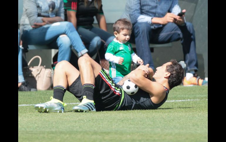 Andrés Guardado bromea con su hijo durante la práctica del Tricolor en Santa Clara, como preparación para el juego de Cuartos de Final. NTX / I. Hernández