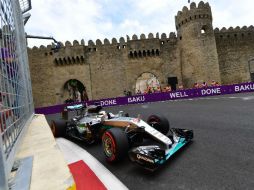 Hamilton ue el más rápido en una sesión en la que se turnó los tiempos cabeceros con Nico Rosberg y Valtteti Bottas. AFP / A. Isakovic